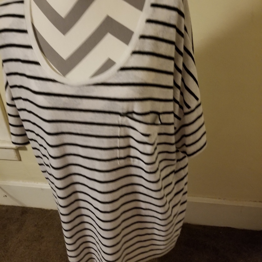 Old navy t shirt with pocket detail